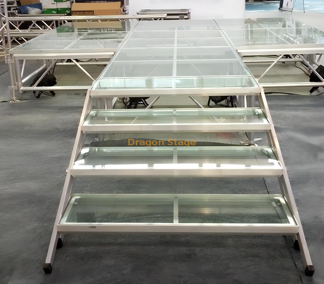 Escenario de cristal sobre piscina con escaleras de cristal transparente